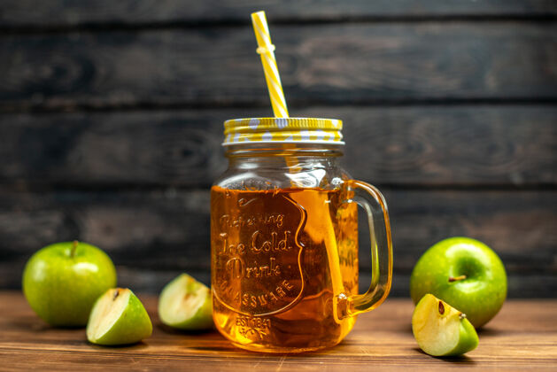 里面正面图新鲜的苹果汁内罐与新鲜的绿色苹果对深色鸡尾酒饮料照片水果苹果新鲜健康