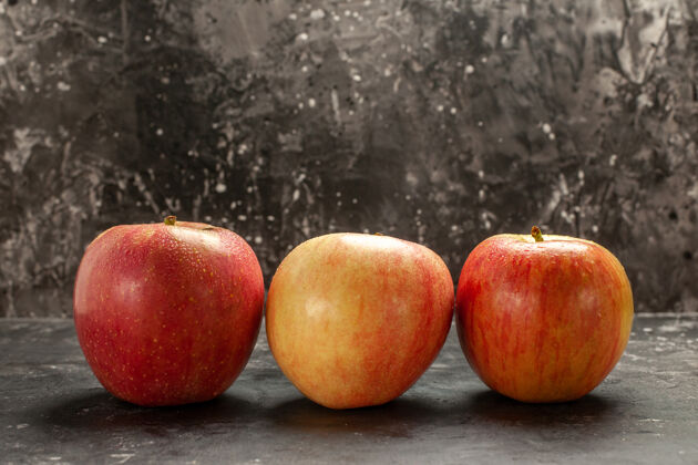 水果正面图新鲜苹果衬上深色照片水果成熟维生素树醇厚果汁颜色饮食多汁美味