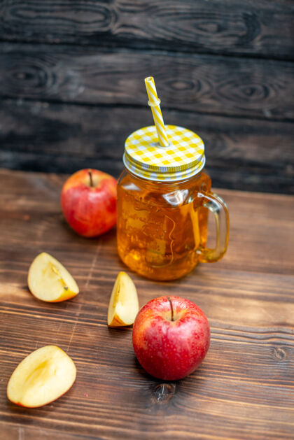 桌子正面图新鲜苹果汁配新鲜苹果棕色木质书桌照片鸡尾酒水果饮料颜色成熟健康食物