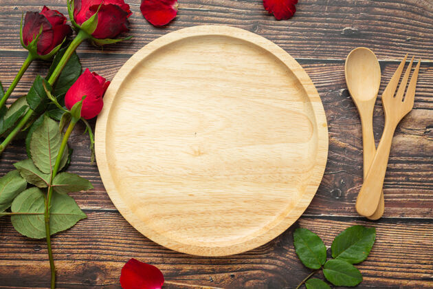 情人节浪漫的餐桌爱情概念周年纪念花束激情