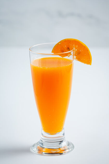 刷新新鲜的橙汁在玻璃大理石背景上木头切片冷