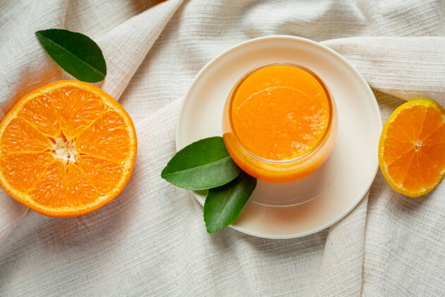 鸡尾酒新鲜的橙汁在玻璃大理石背景上食物维生素c挤压