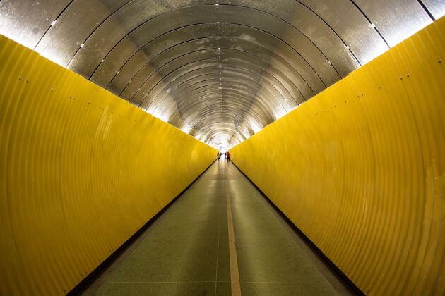 里面有灯光的隧道人隧道路
