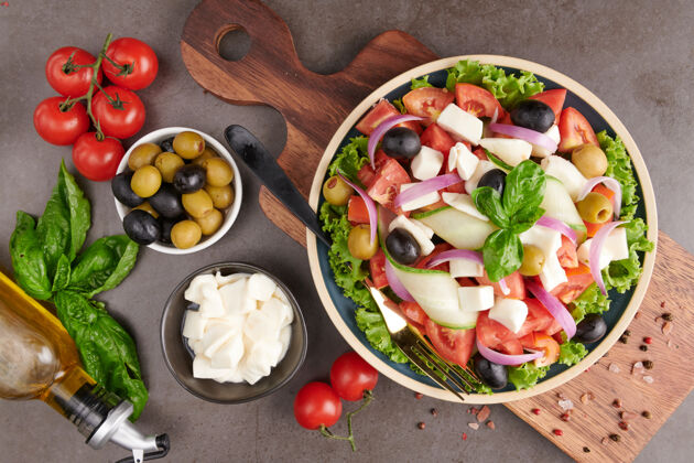 封闭经典的希腊沙拉 新鲜蔬菜 黄瓜 西红柿 甜椒 生菜 红洋葱 菲塔奶酪和橄榄油橄榄健康的食物 俯视图素食主义者美味蔬菜