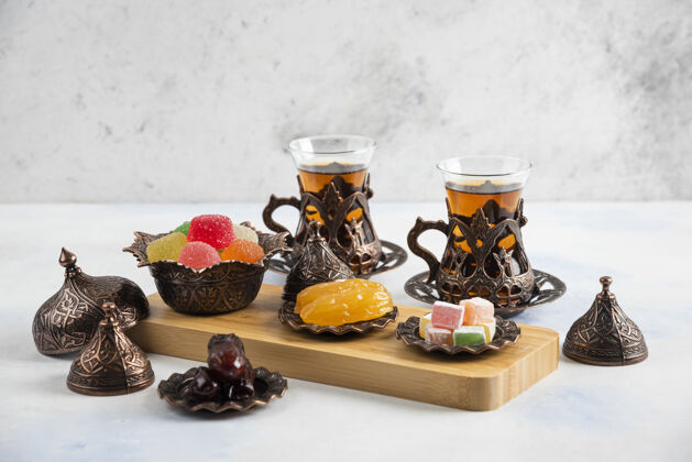 香气土耳其茶具五颜六色的果酱和芳香的茶金属传统新鲜