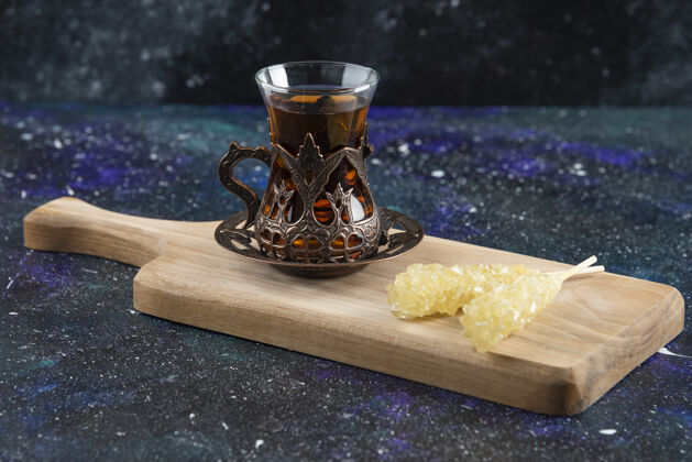 干干桑葚配香茶在木板上碗香气热