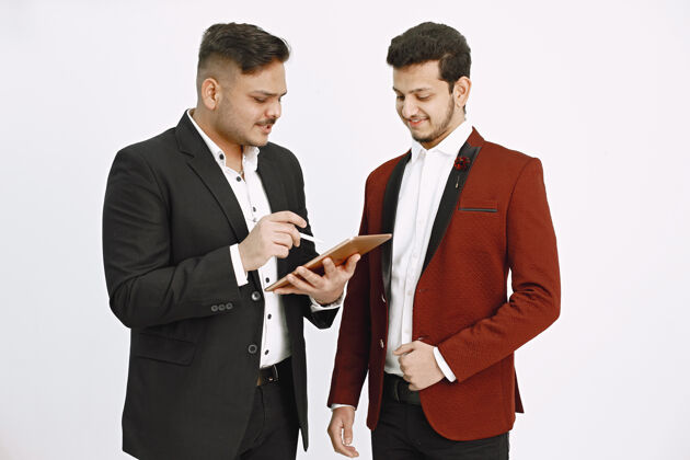 合作伙伴印度执行项目的主管们拿着平板电脑的人向他的同事展示了一些东西公司男士男性