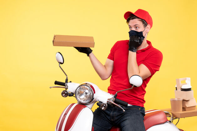 工作正面图：戴面罩骑自行车的男性快递员 黄色食品盒工人制服食物