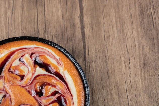 咖啡馆黑色金属锅上的草莓派健康面包房香草