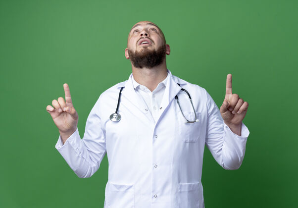 点看着上面年轻的男医生穿着医用长袍和听诊器指着上面医疗医生绿色