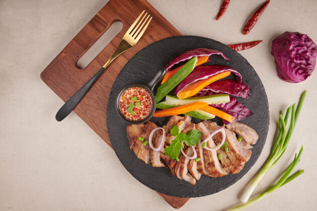 餐馆混合蔬菜和香料的烤牛排自制美味的食物石头表面猪肉牛排配沙拉烤猪肉是泰国最受欢迎的菜肴之一辣蘸烤肉蔬菜牛排泰国