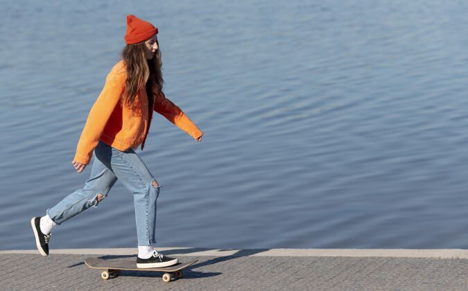 溜冰在湖边滑冰的全镜头女孩训练城市时尚