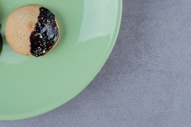 自制绿色盘子上新鲜饼干的俯视图烘焙烘焙食品饼干