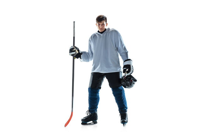 棍棒年轻的冰球男选手 冰球场上的棍子和白墙运动员滑冰运动