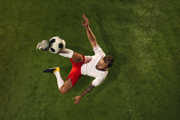 得分绿草上足球或足球运动员的顶视图广告人动作