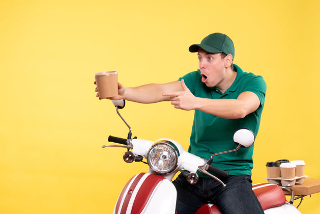 自行车正面图穿着制服的男信使拿着黄色的咖啡杯制服杯子传送带