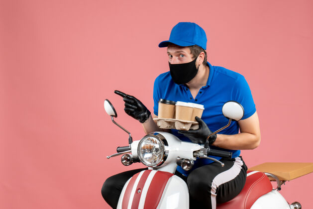 修理工正面图男性信使坐在自行车上拿着咖啡杯在粉红色坐着摩托车制服