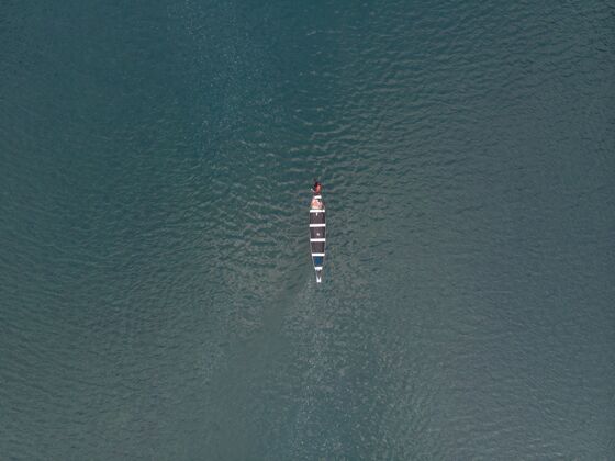 海洋空中拍摄的一艘船在斯皮提河 印度白天自然高
