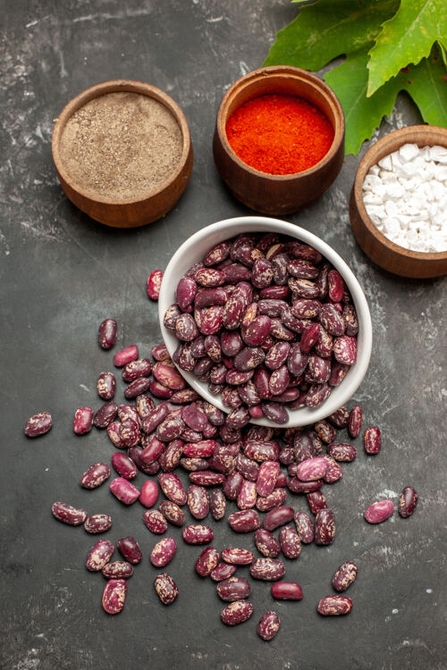 胡椒顶视图新鲜生豆与调味品在灰色表面食物调味品豆类