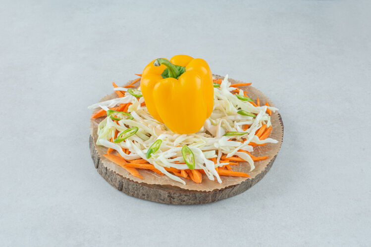新鲜甜椒和切碎的蔬菜放在木片上铃铛胡萝卜排骨