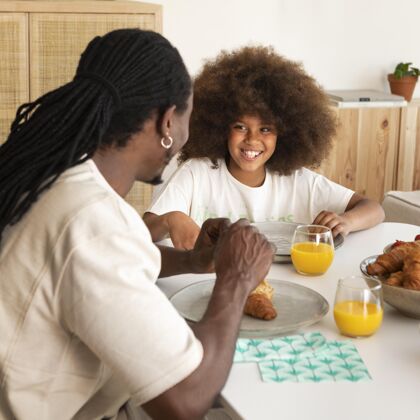 父亲小女孩和她爸爸一起吃早餐早餐家庭娱乐