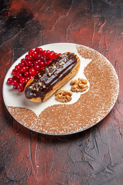 生产前视图美味巧克力与红色浆果在黑暗的背景水果前面餐