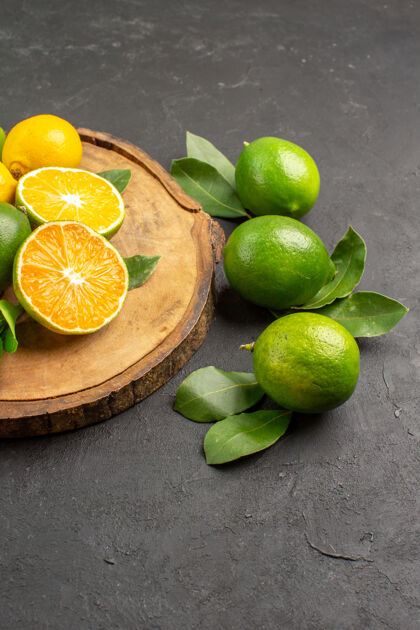 关键酸橙在黑暗的背景下看到新鲜的柠檬健康背景酸橙