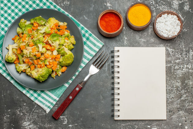 蔬菜新鲜健康的蔬菜沙拉 绿色的毛巾和笔记本在灰色的桌子上俯视图笔记本正餐美味