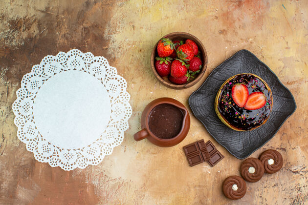 蛋糕顶视图美味的薄煎饼饼干和水果放在木制书桌上甜点木头食物