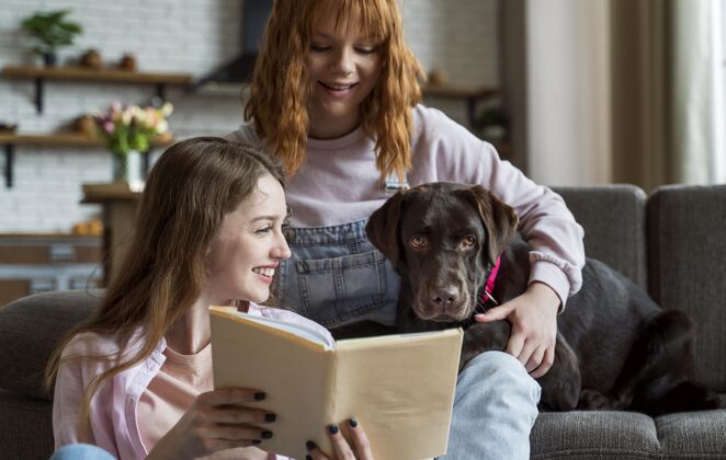 放松中枪女人对着狗读书在家里房子女人