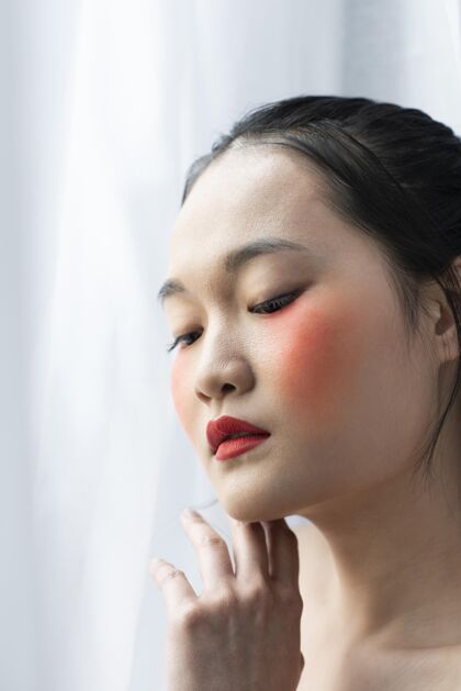 漂亮美丽的亚洲女人化妆积极亚洲人自信