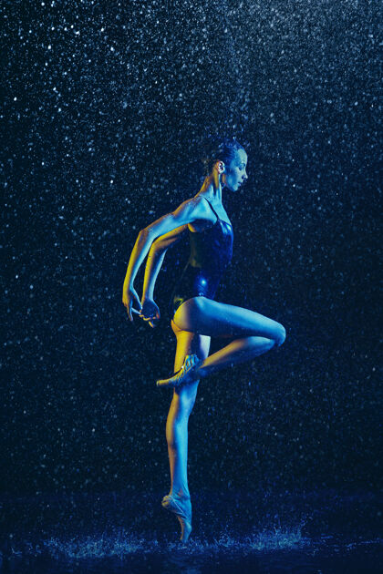 在一起两个年轻的女芭蕾舞演员在水滴下成人创意现代