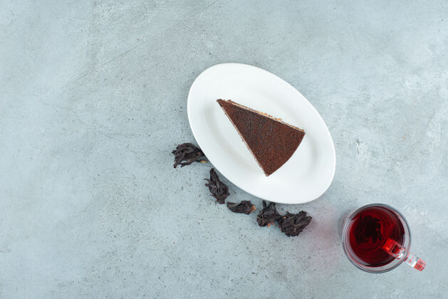 杯子把自制的提拉米苏片放在白板上 配上红茶糕点自制蛋糕