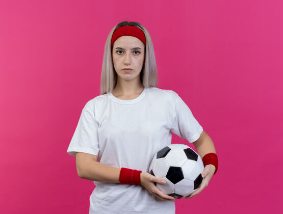 背带自信的年轻白人运动女孩戴着背带和头带自信球腕带