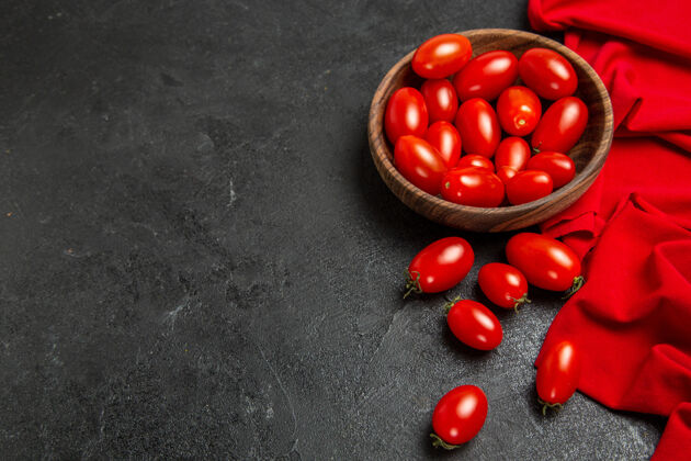 健康底部视图碗与樱桃番茄红毛巾在黑暗的背景食物樱桃深色