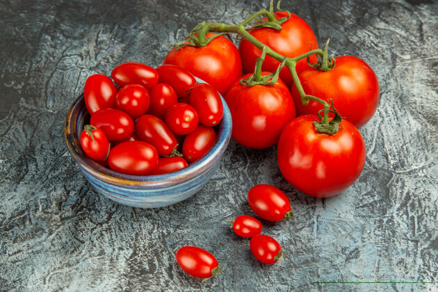 健康前视图新鲜的红色西红柿在黑暗的灯光背景下正面深色蔬菜