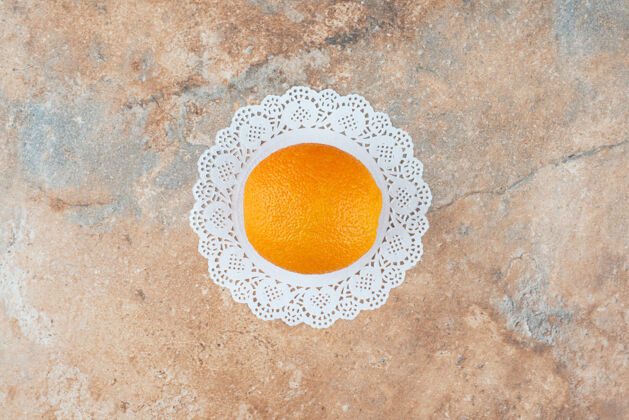 新鲜一个新鲜的甜橙在大理石上美味食物美味