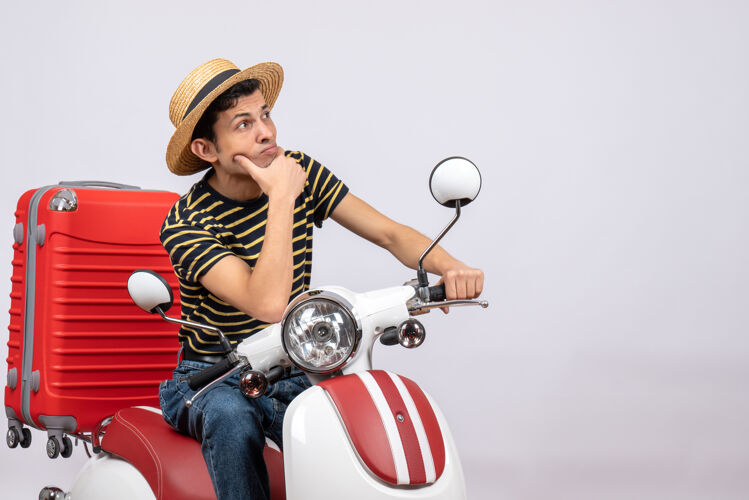 视图前视图体贴的年轻人 戴着草帽 骑着轻便摩托车人前面摩托车