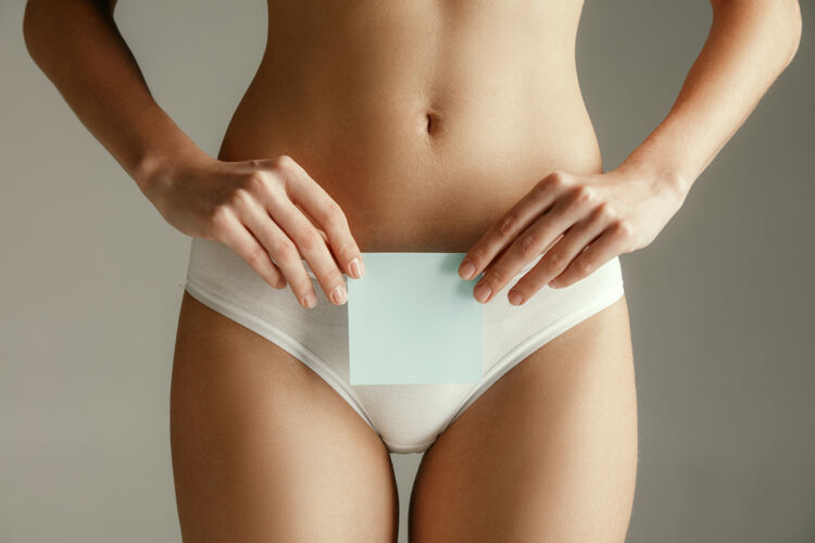 健康年轻的成年女子拿着空纸卡作标志或符号成人胃纸