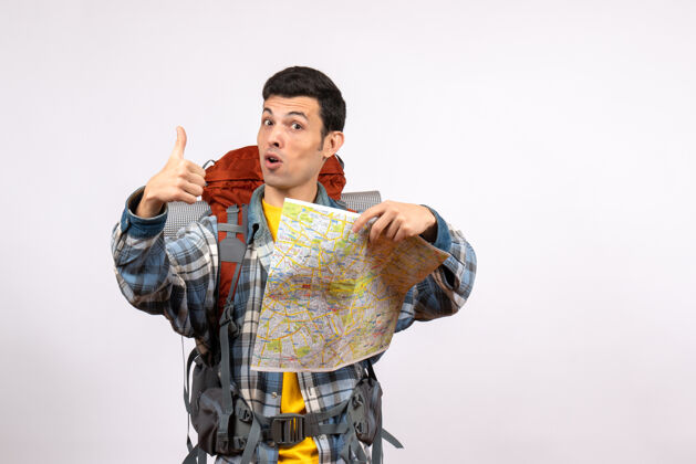 男性正面图年轻的旅行者背着背包拿着地图伸出大拇指视图背包给予