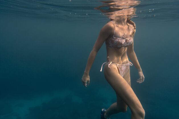 水下穿着比基尼在海里游泳的女人水游泳水上