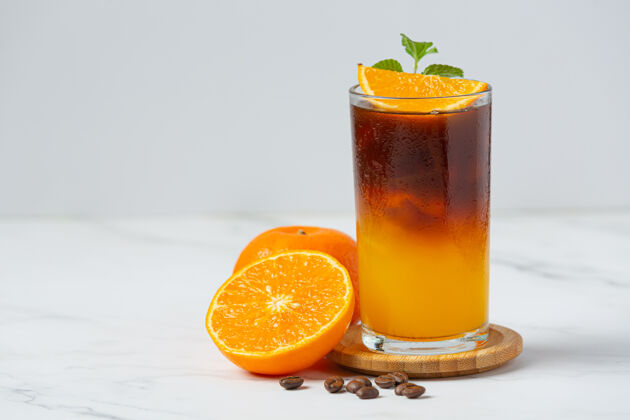 果汁橘子和咖啡鸡尾酒在白色的表面上食物糖浆美味