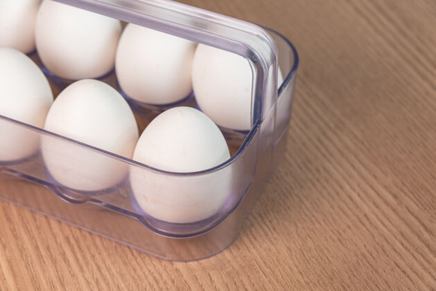 农场棕色木质表面的白色鸡蛋盒健康食品极简健康食品