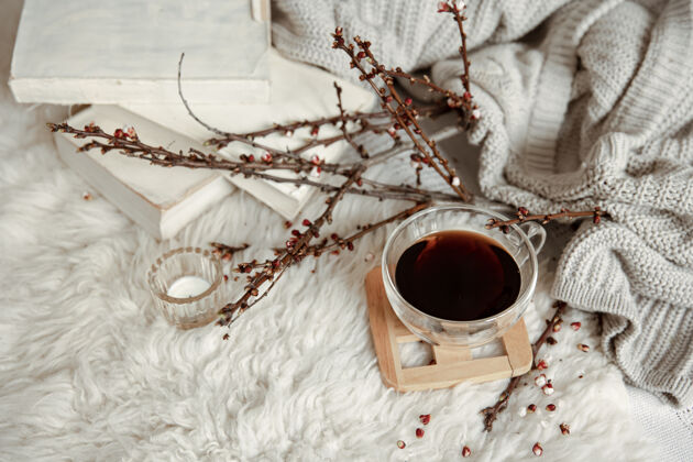 静止春天用一杯茶构图 花枝和装饰细节舒适早晨美学