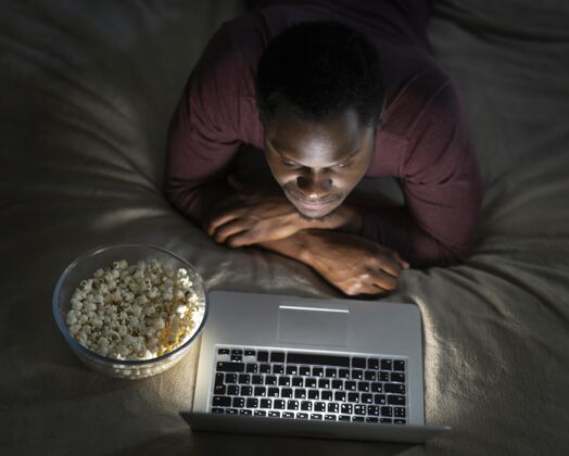 在线非裔美国人在室内看netflix电视休闲流