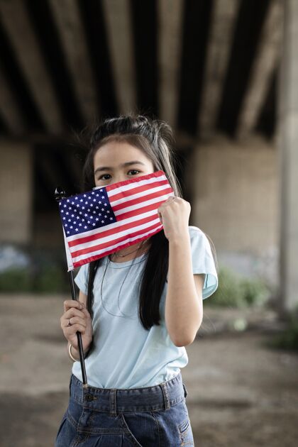 中弹带着美国国旗的中枪女孩女孩美国国旗种族主义