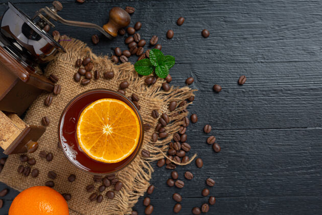早餐橘子和咖啡鸡尾酒在黑暗的表面上浓缩咖啡温暖酒精