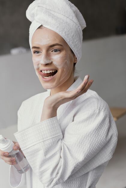 放松笑脸女人用的是白色面霜治疗护理女人