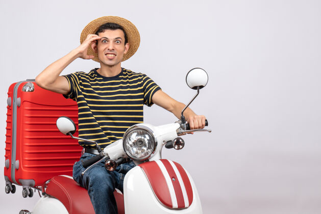 摩托车骑着轻便摩托车戴着草帽的年轻人的正面图男人传送带帽子