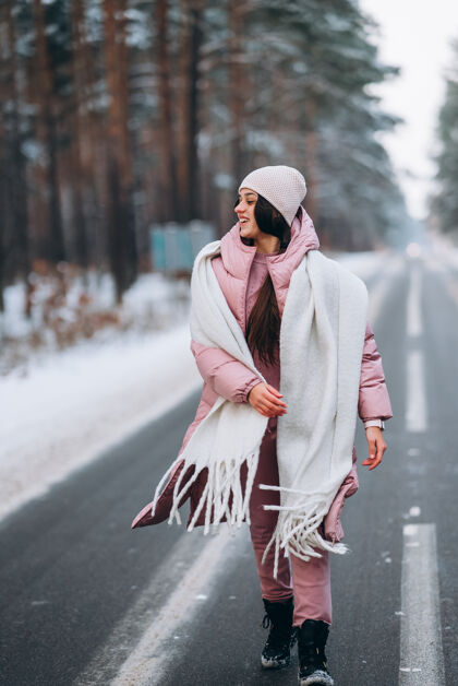 女人一个美丽的白人妇女在雪林中的画像季节寒冷姿势